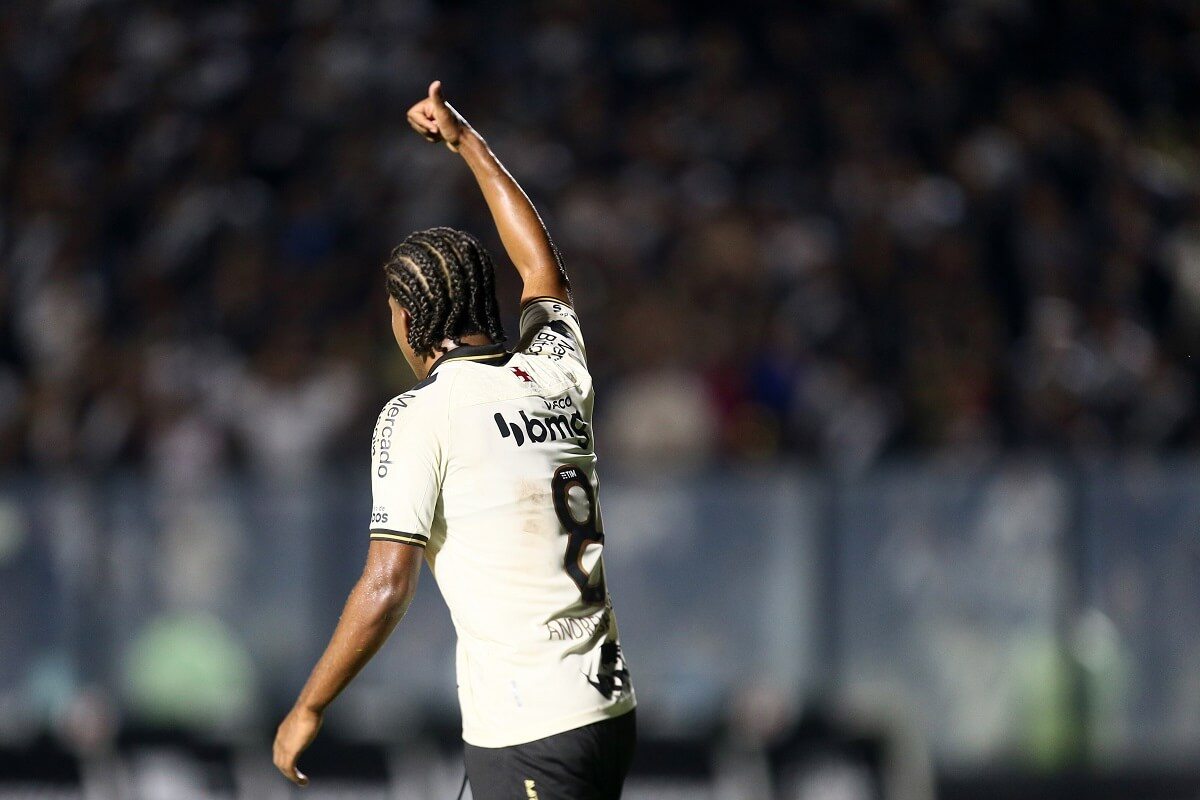 Andrey Santos comemorando gol sobre o Náutico pela Série B 2022