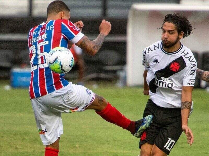 Gregore, do Bahia, atinge Martín Benítez de forma violenta