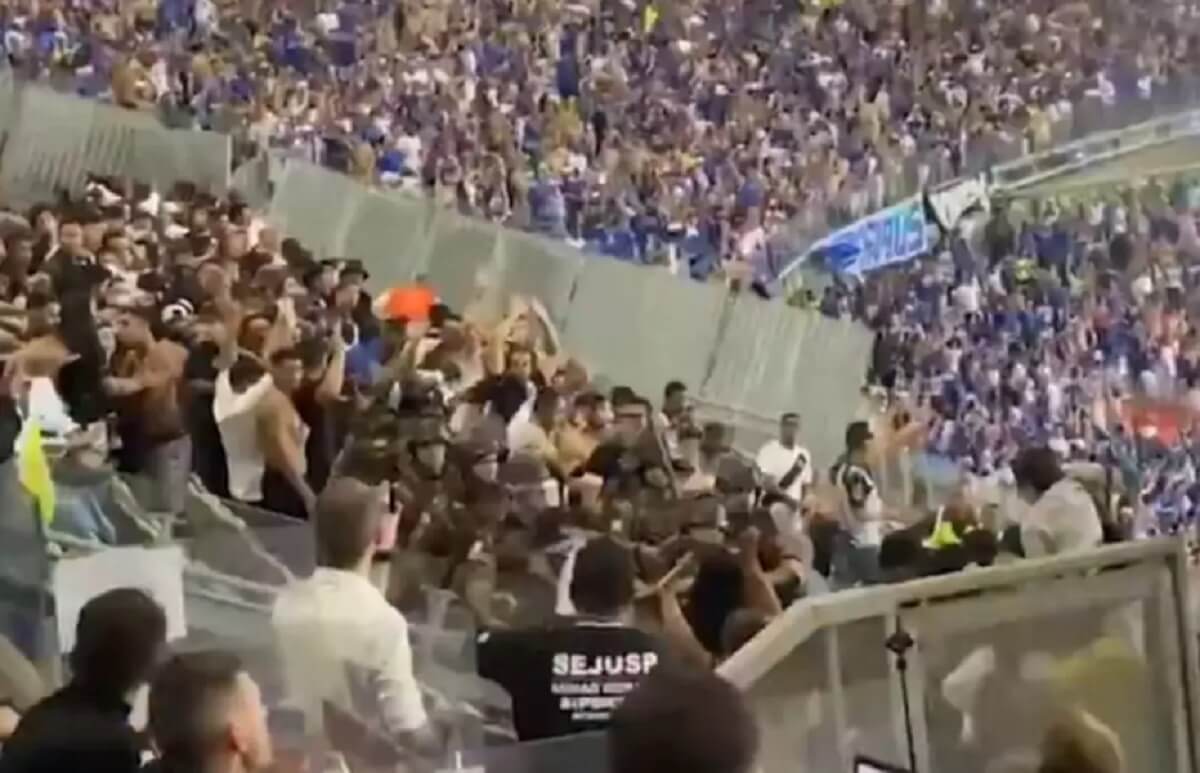 Briga entre torcedores de Cruzeiro e Vasco no Mineirão