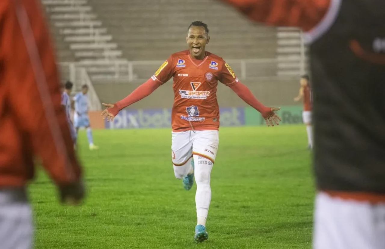 Ciel comemora gol do Tombense sobre o Londrina