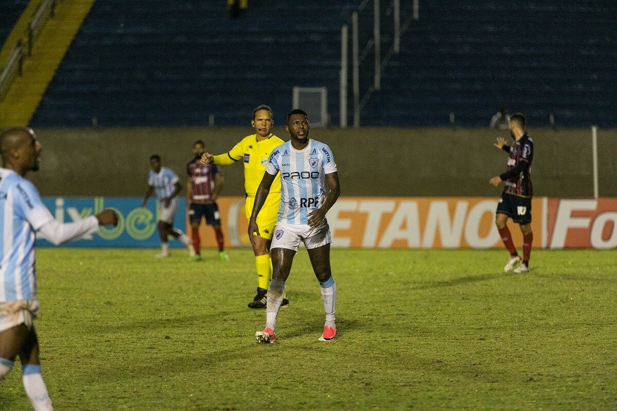 Douglas Coutinho em ação pelo Londrina na Série B 2022