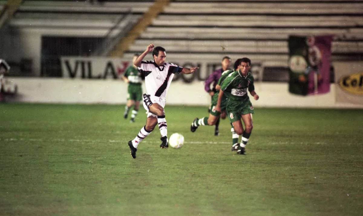 Edmundo contra o União São João, em 1997