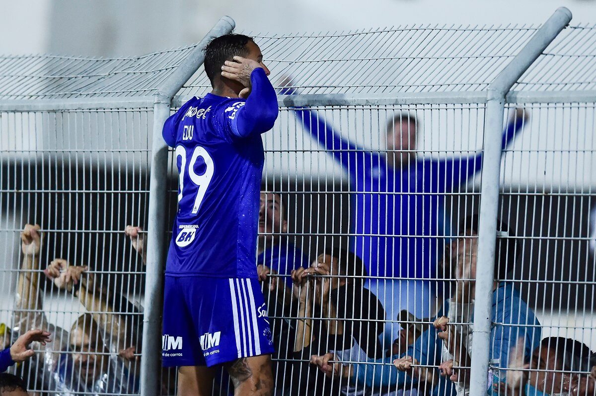 Edu comemorando gol pelo Cruzeiro sobre a Ponte Preta pela Série B 2022