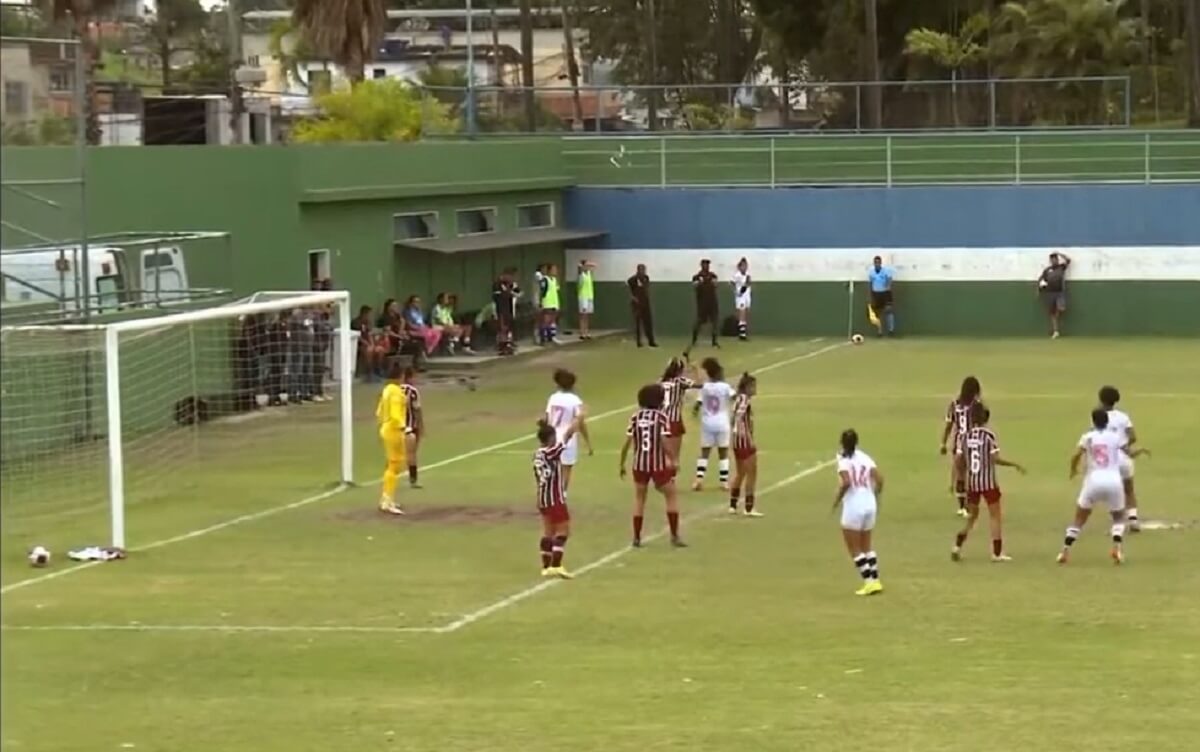 Cobrança de escanteio de Maria Eduarda em gol olímpico contra o Fluminense pelo Carioca Feminino Sub-20 2022