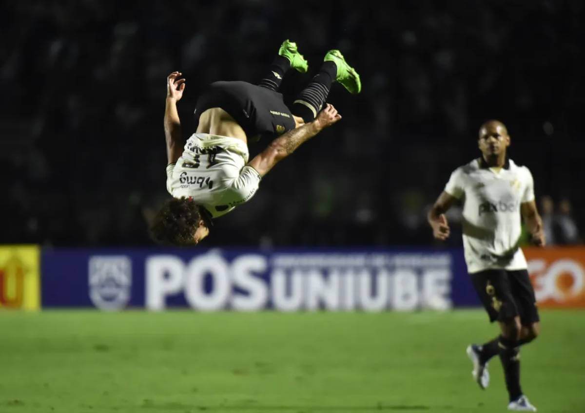 Figueiredo comemorando gol contra o Náutico