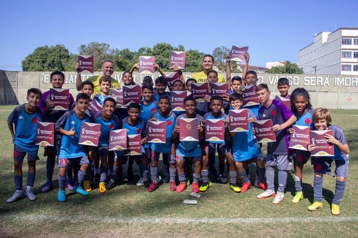 Garotos do Vasco recebem álbum da Copa do Mundo 2022