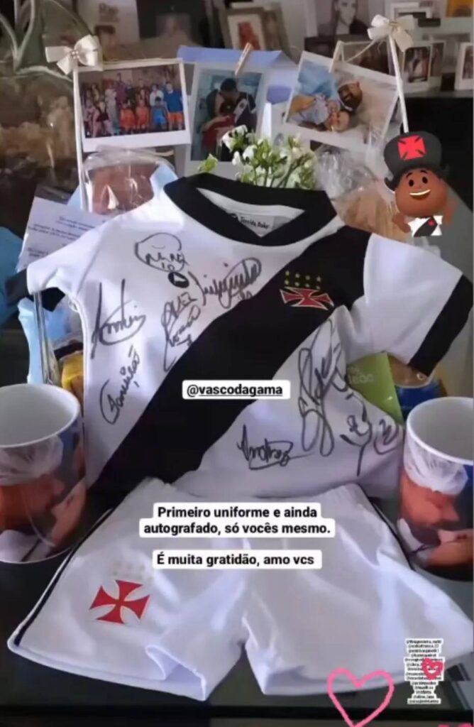 Joaquim ganha uniforme do Vasco