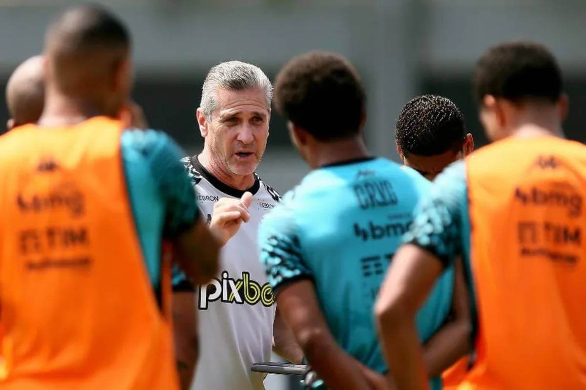 Jorginho conversando com elenco do Vasco em treino no CT Moacyr Barbosa