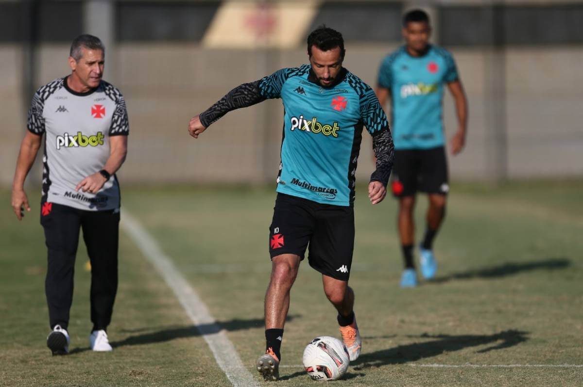 Nenê observado por Jorginho e Léo Matos em treino do Vasco em 2022