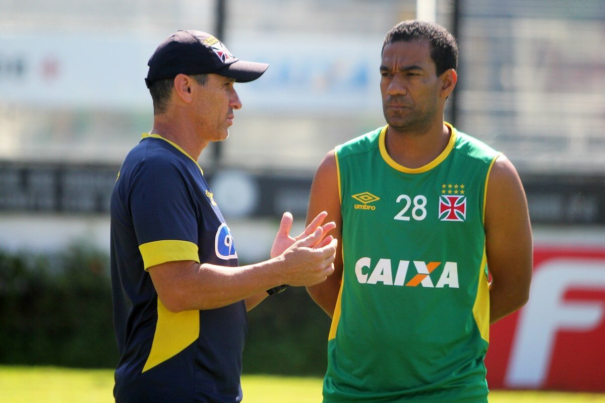 Jorginho e Rodrigo conversando em treino do Vasco em 2016