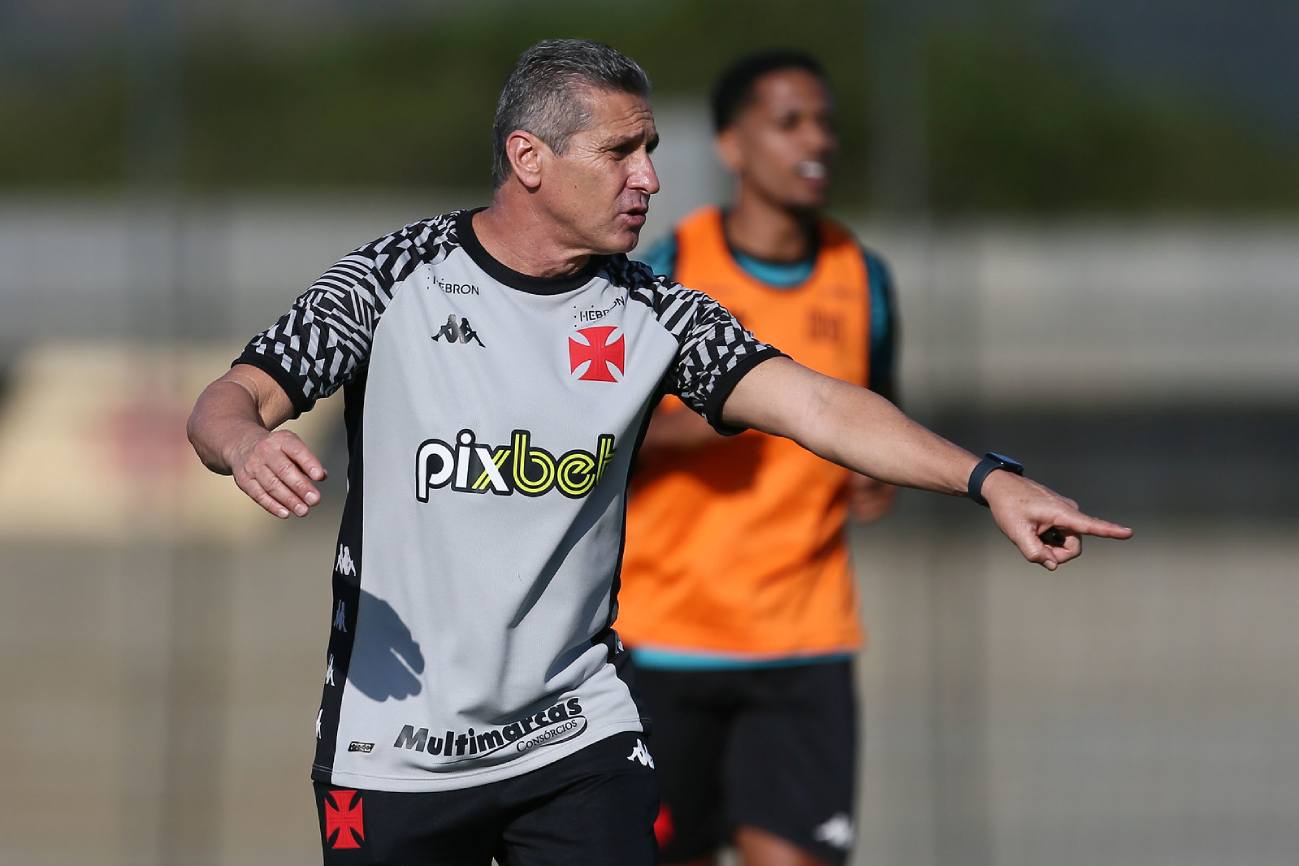Jorginho comandando treino pelo Vasco em setembro de 2022