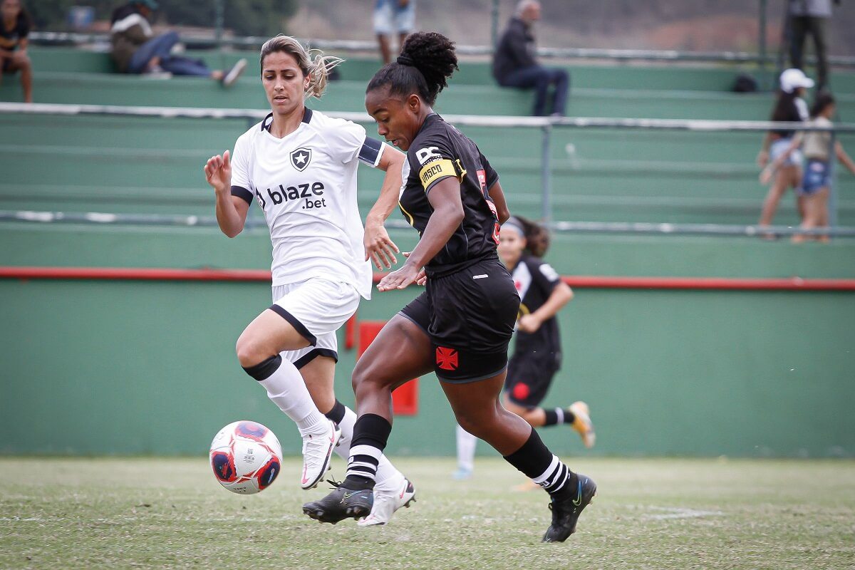 Ju Pacheco em ação pelo Vasco contra o Botafogo pelo Carioca Feminino 2022