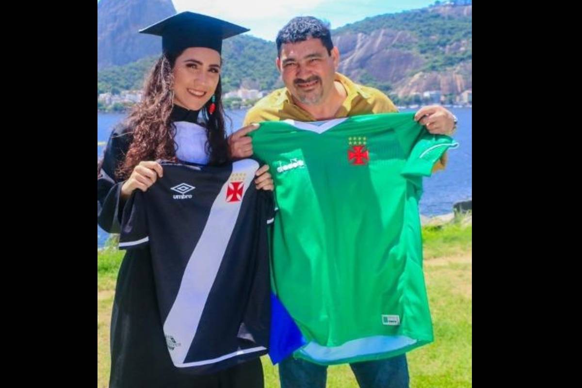 Juliana Martins e o pai André Luiz Cardoso com camisas do Vasco