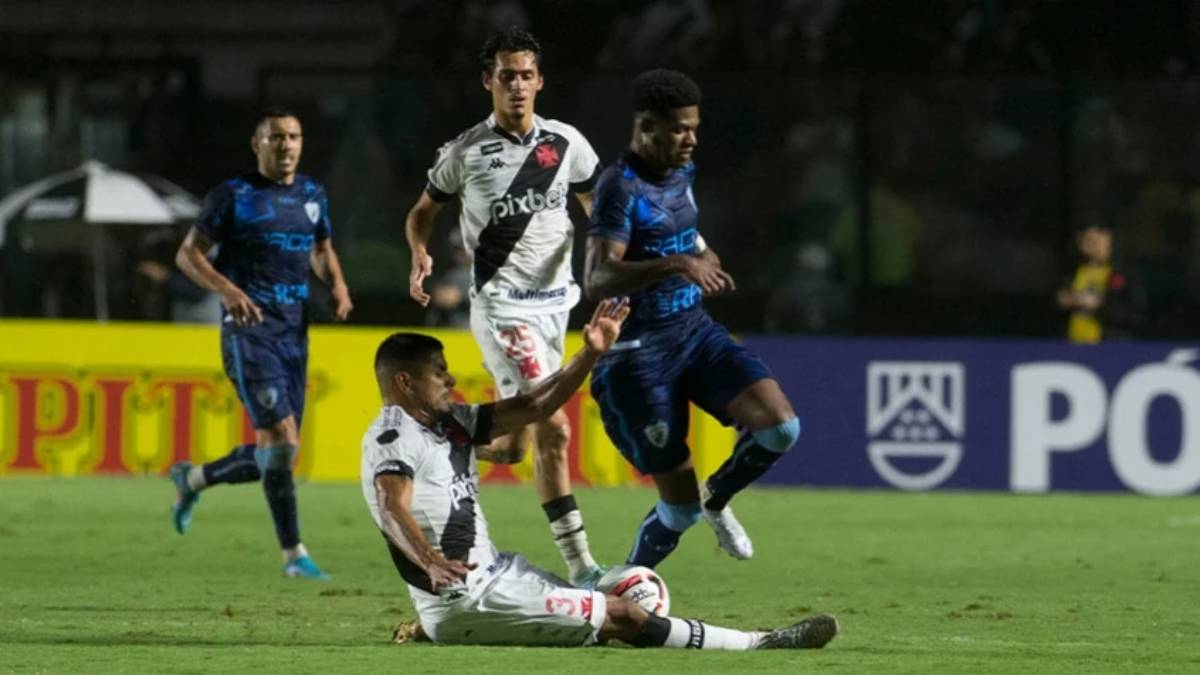 Léo Matos em ação pelo Vasco contra o Londrina