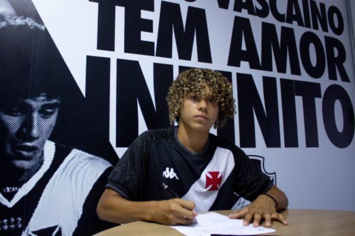Lukas Zuccarello assinando contrato com o Vasco