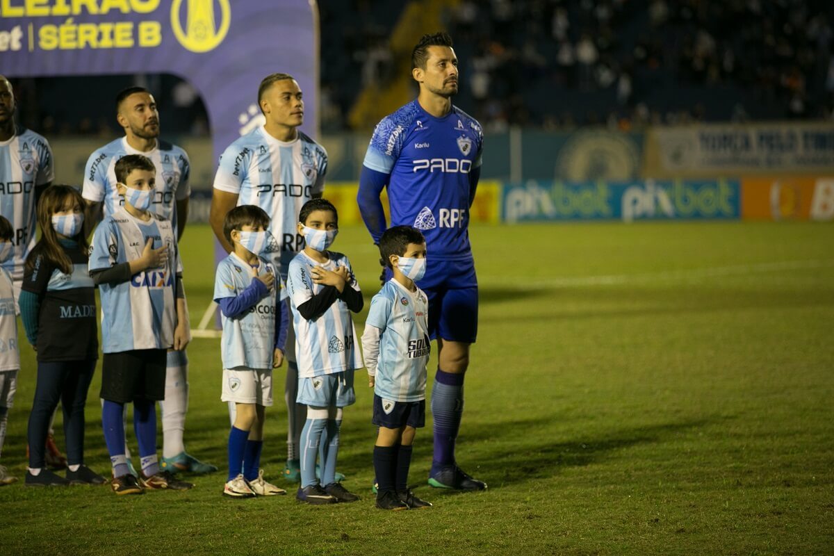 Matheus Nogueira em ação pelo Londrina