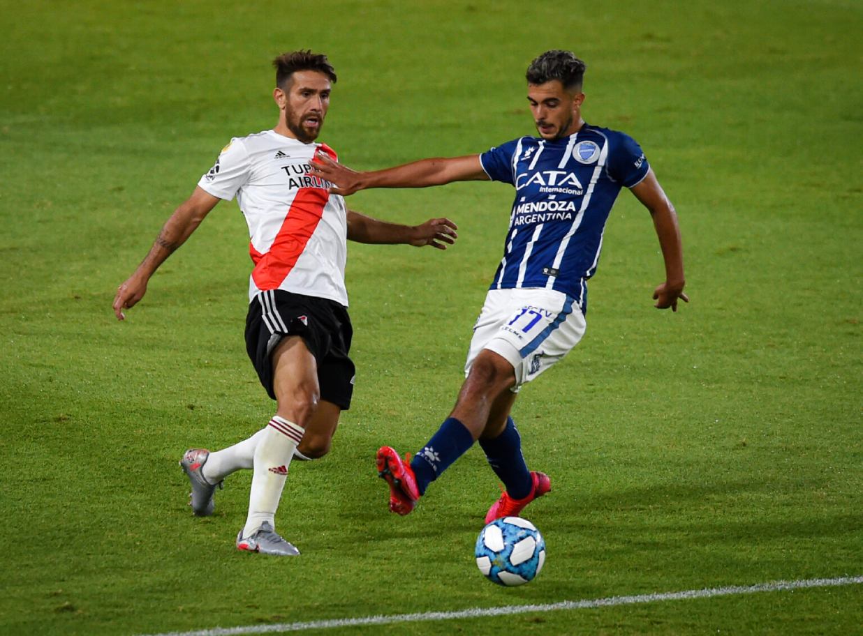 Martín Ojeda em ação pelo Godoy Cruz contra o River Plate