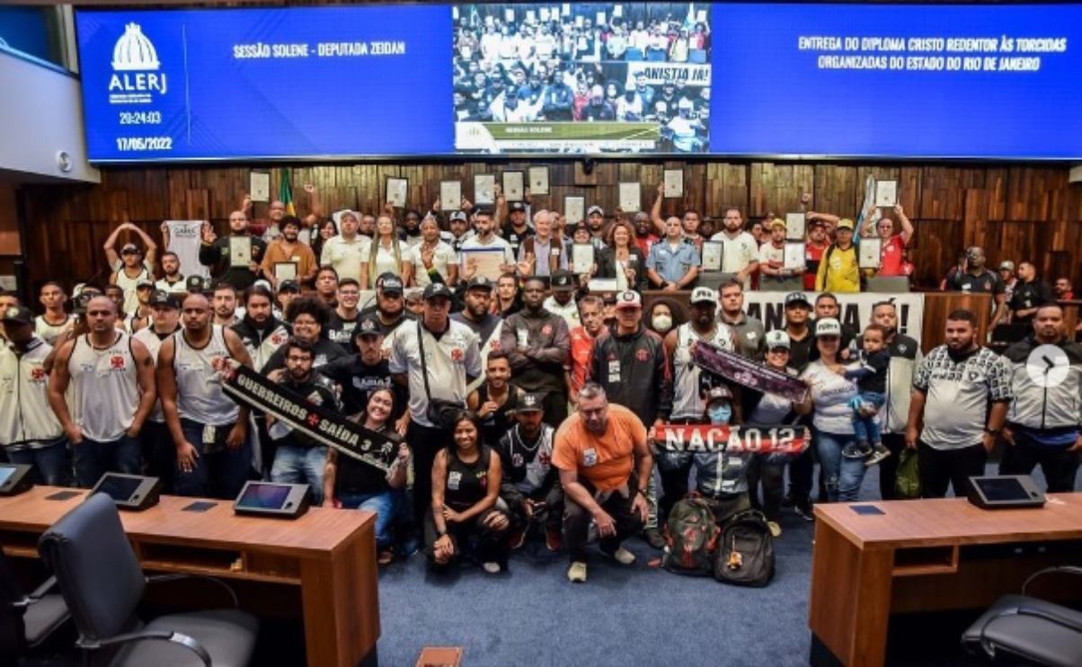 Torcidas organizadas reunidas na Alerj