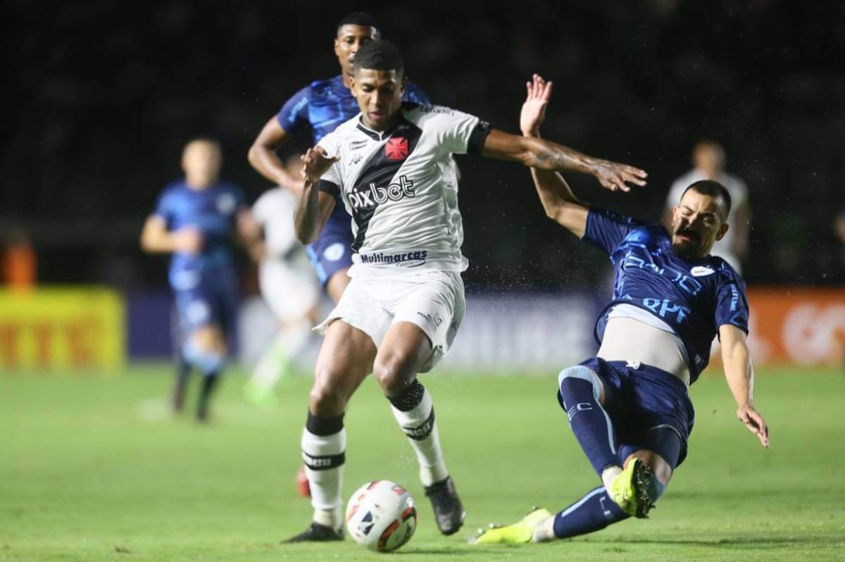 Raniel em ação pelo Vasco contra o Londrina pela Série B 2022