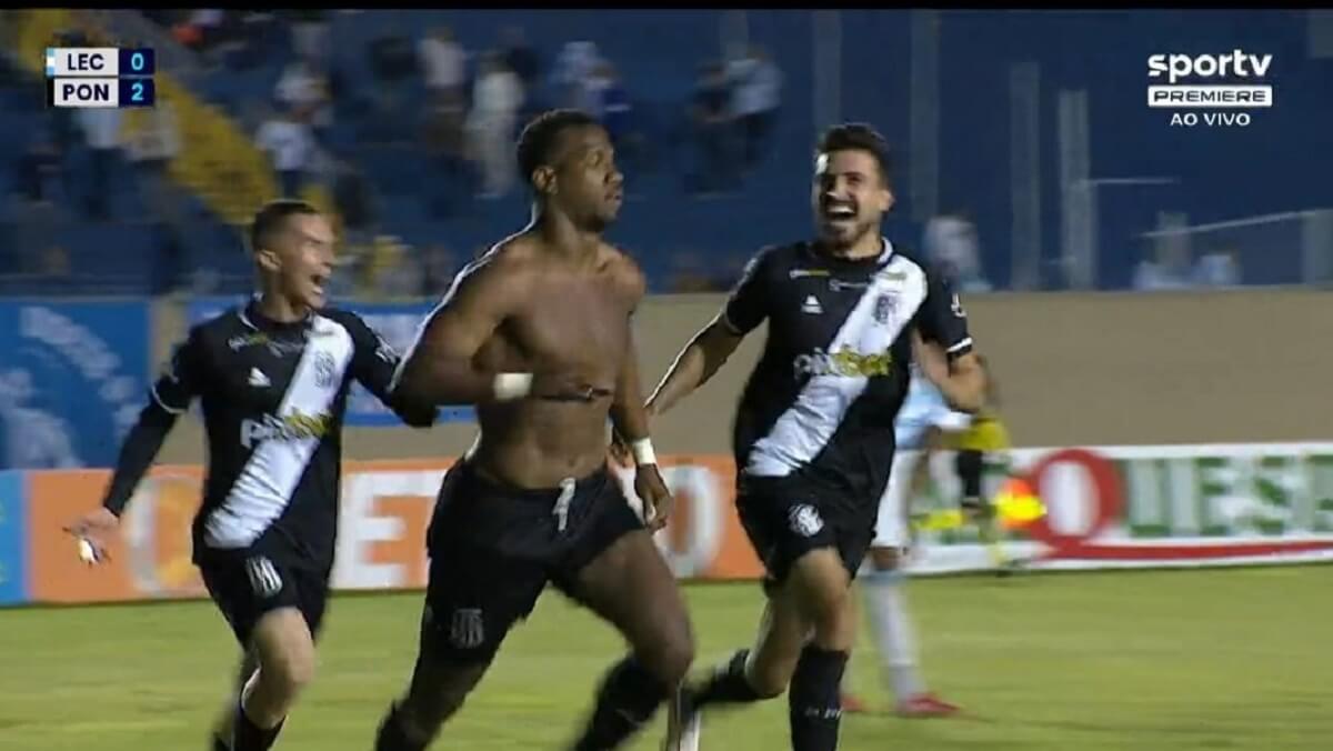 Ribamar comemorando gol pela Ponte Preta contra o Londrina pela Série B 2022