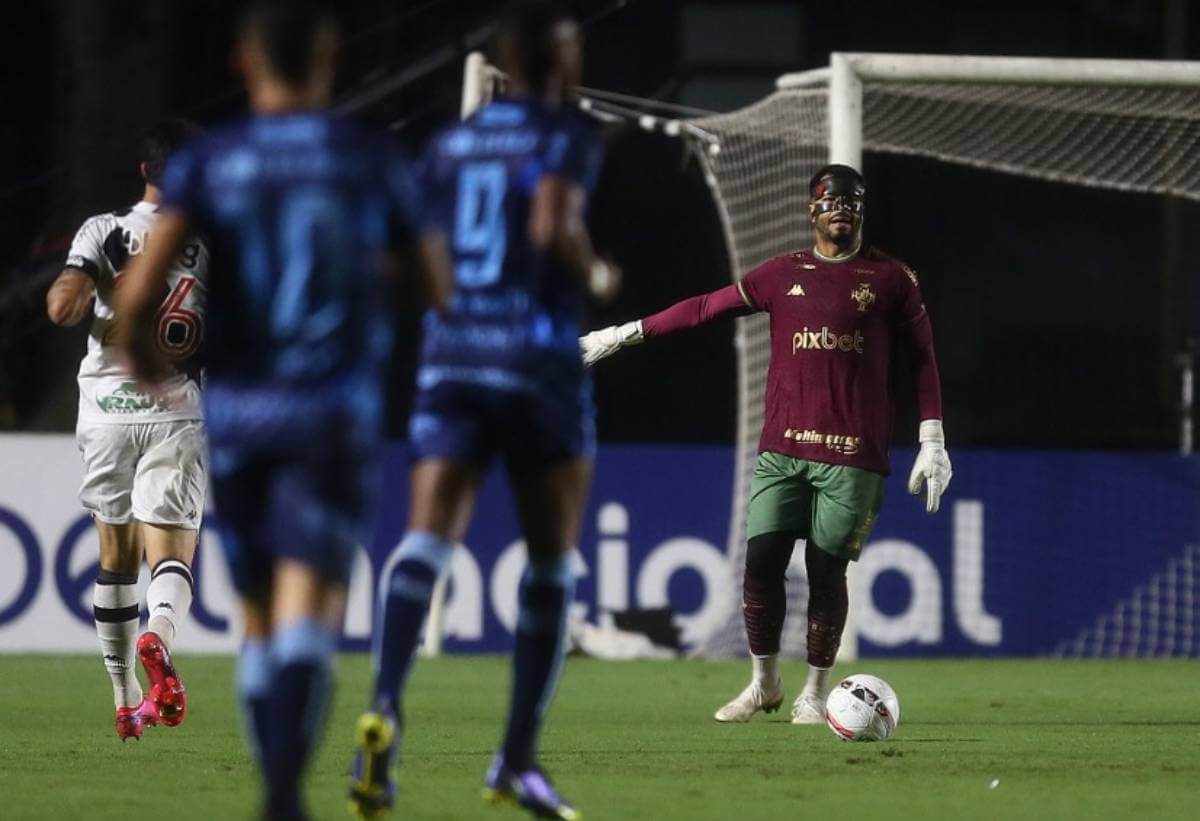 Thiago Rodrigues em ação pelo Vasco contra o Londrina