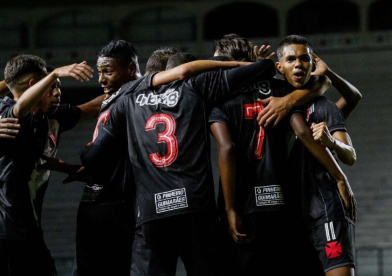 Jogadores do Vasco comemorando gol sobre o Flamengo pelo Brasileiro Sub-17 2022