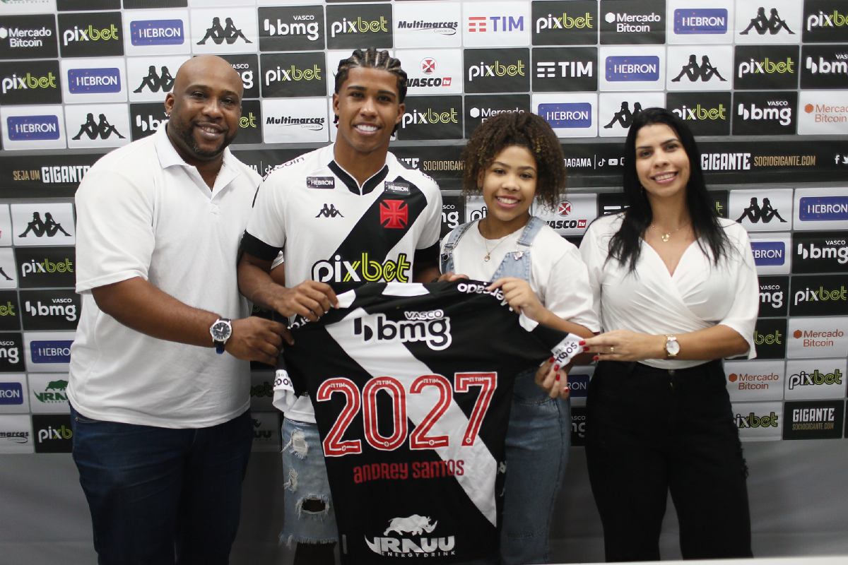 Andrey Santos com a família após renovar com o Vasco