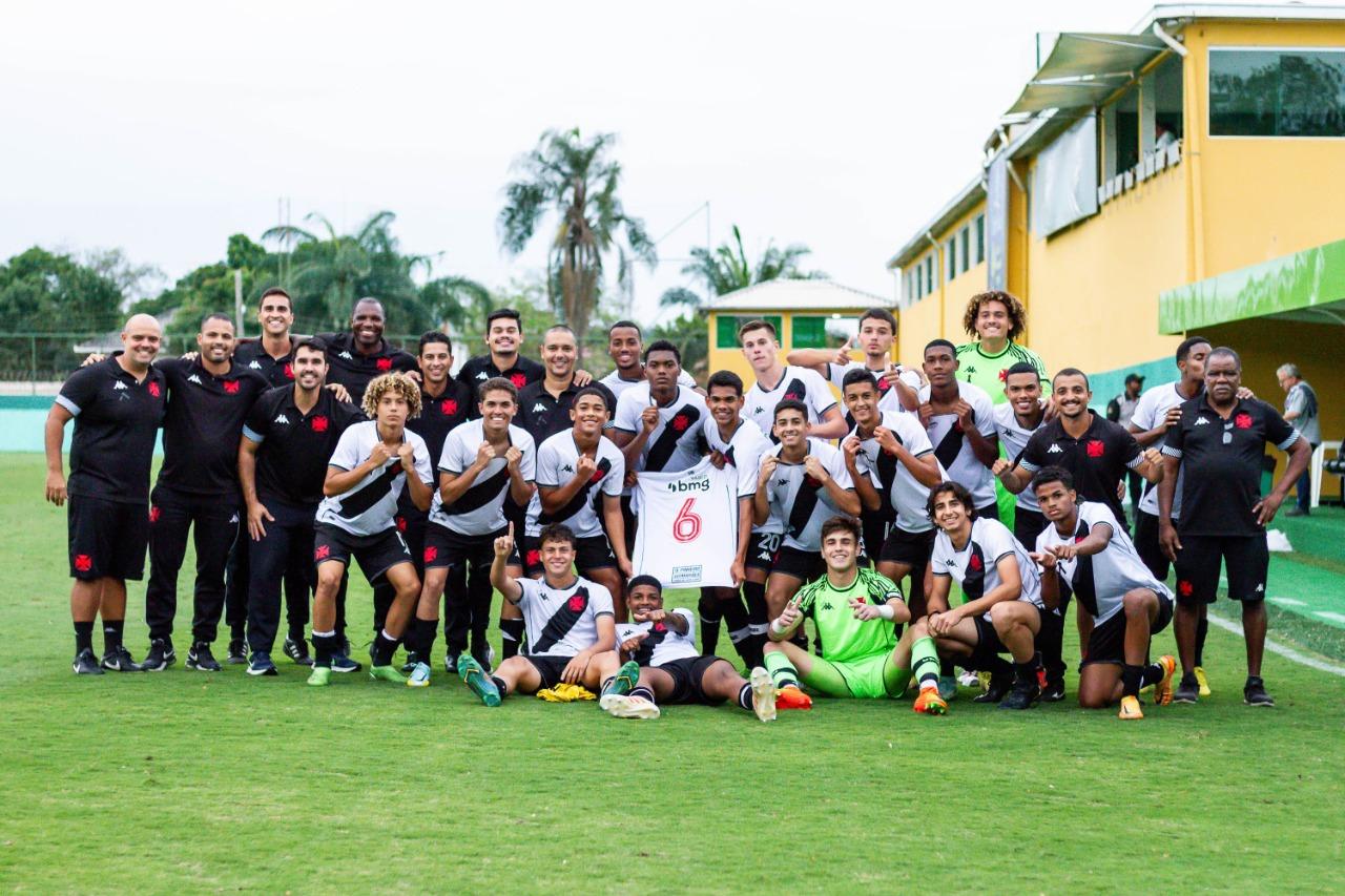 Jogadores celebram vitória sobre o Cruzeiro pelo Sub-17