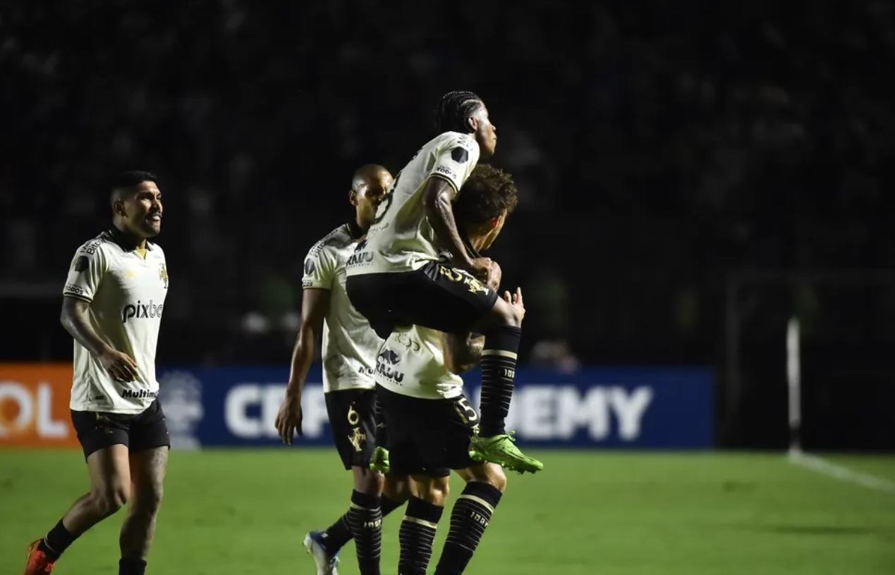 Jogadores do Vasco celebrando 4º gol sobre o Náutico pela Série B 2022