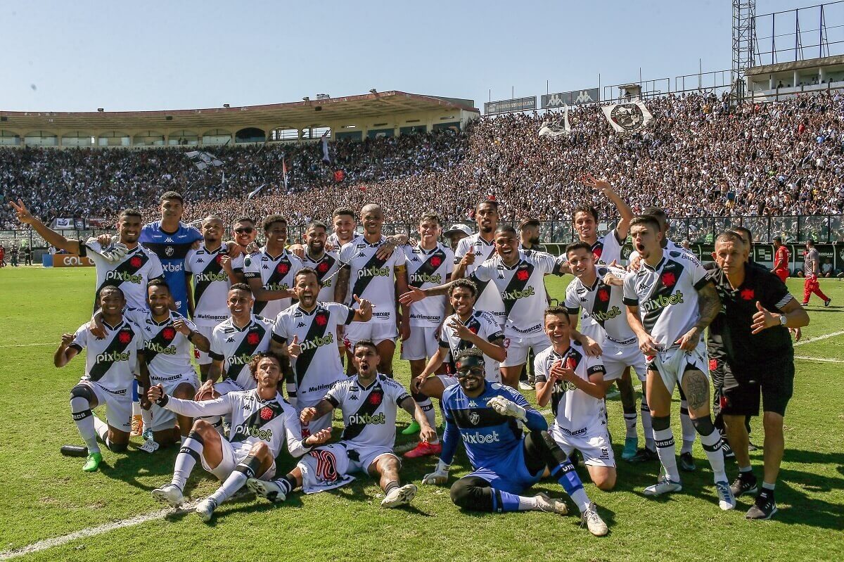 Jogadores do Vasco comemorando vitória sobre o Tombense pela Série B 2022