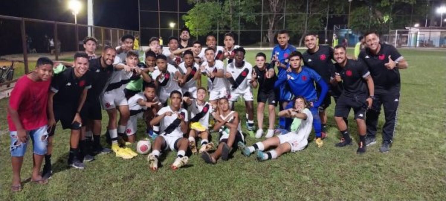 Equipe Sub-14 do Vasco da Gama comemora vitória pela Copa Brasileirinho