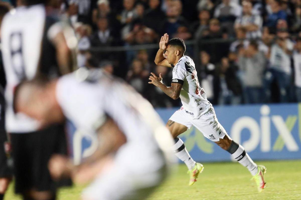 Bruno Tubarão comemorando gol contra o Operário-PR pela Série B 2022