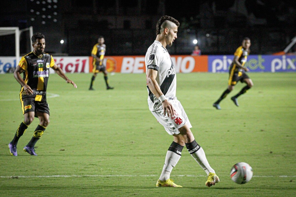 Danilo Boza em ação pelo Vasco contra o Novorizontino pela Série B 2022