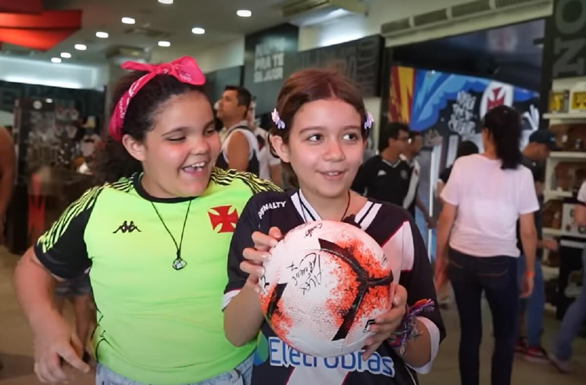 Meninas em São Januário no Dia das Crianças