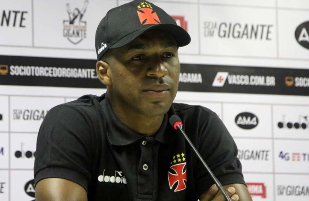 Erazo em entrevista coletiva no Vasco