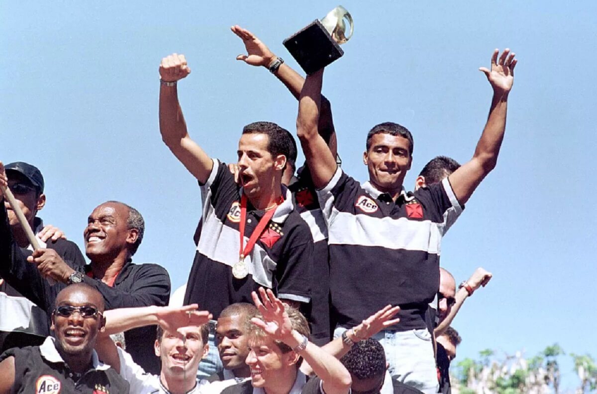Euller e Romário celebrando conquista da Copa Mercosul 2000 pelo Vasco