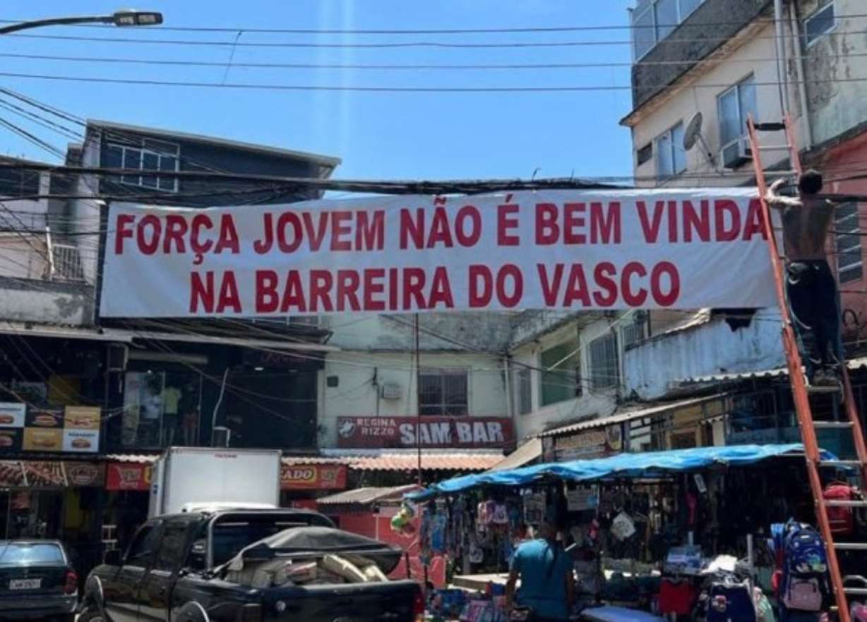 Faixa contra a Força Jovem na Barreira do Vasco