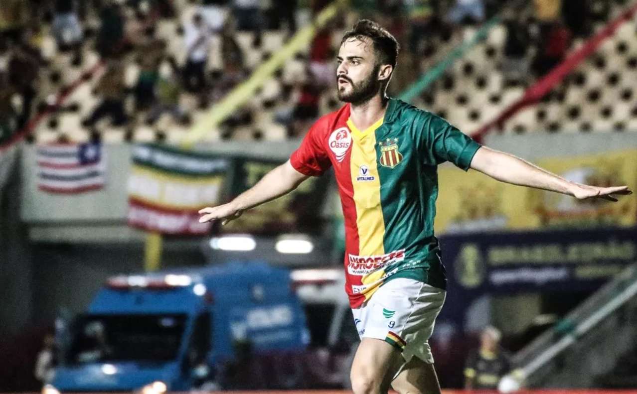 Gabriel Poveda comemora gol contra o Sampaio Corrêa