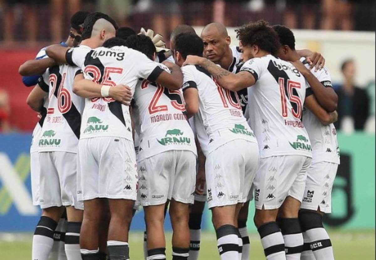 Jogadores do Vasco na Ilha do Retiro em jogo contra o Sport