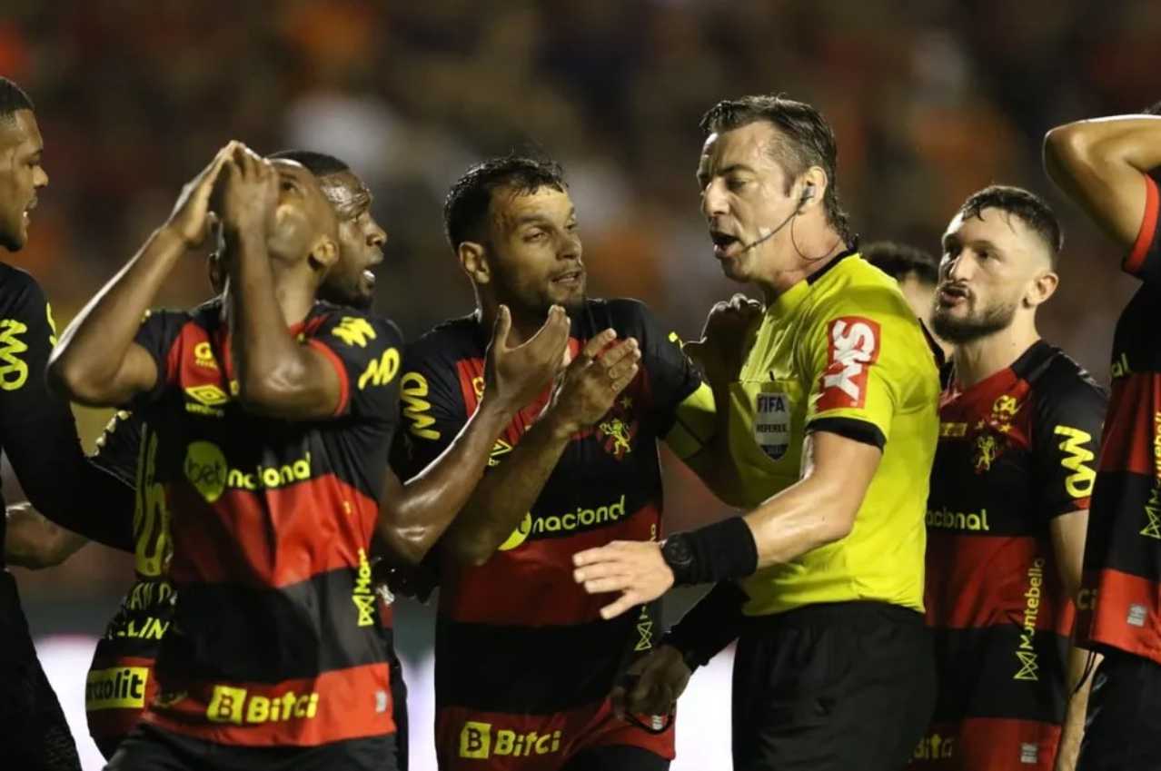 Jogadores do Sport reclamam com Raphael Claus