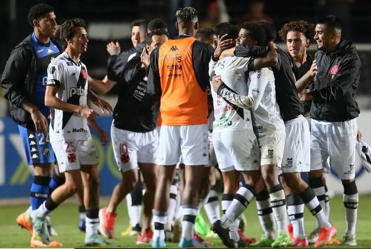 Jogadores do Vasco celebram vitória sobre o Operário-PR