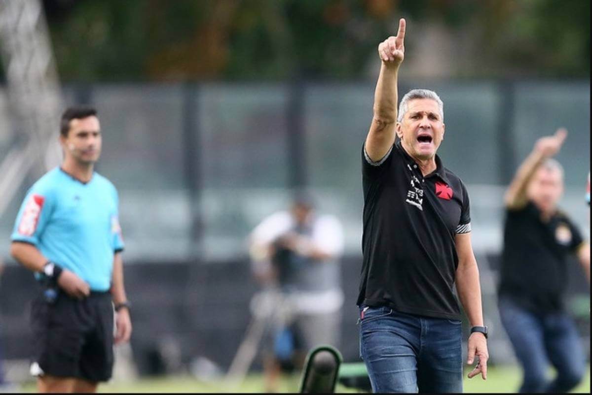 Jorginho orientando o time durante o jogo contra o Criciúma