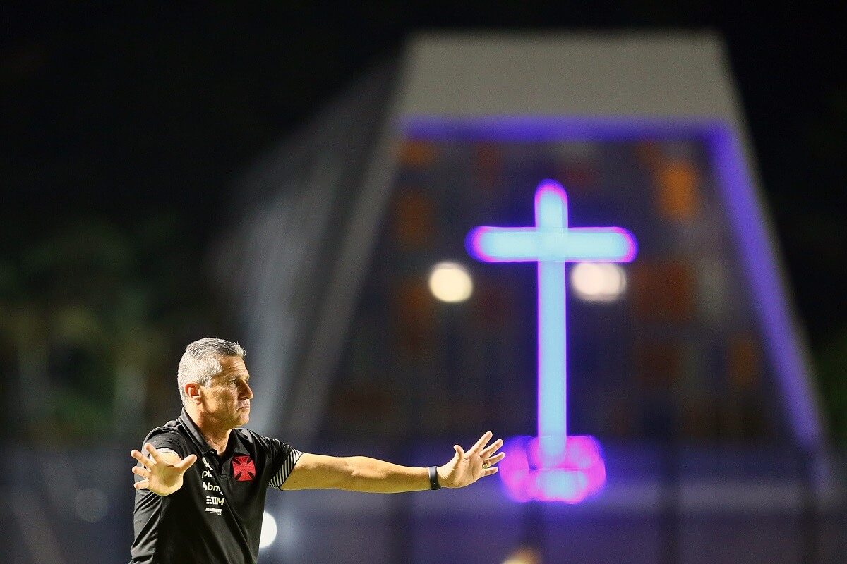 Jorginho comandando o Vasco contra o Sampaio Corrêa pela Série B 2022