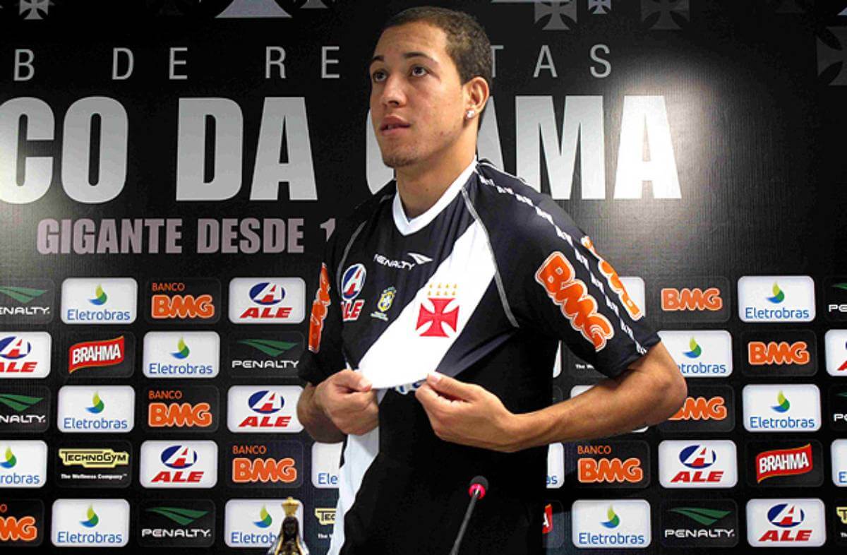 Julinho com a camisa do Vasco