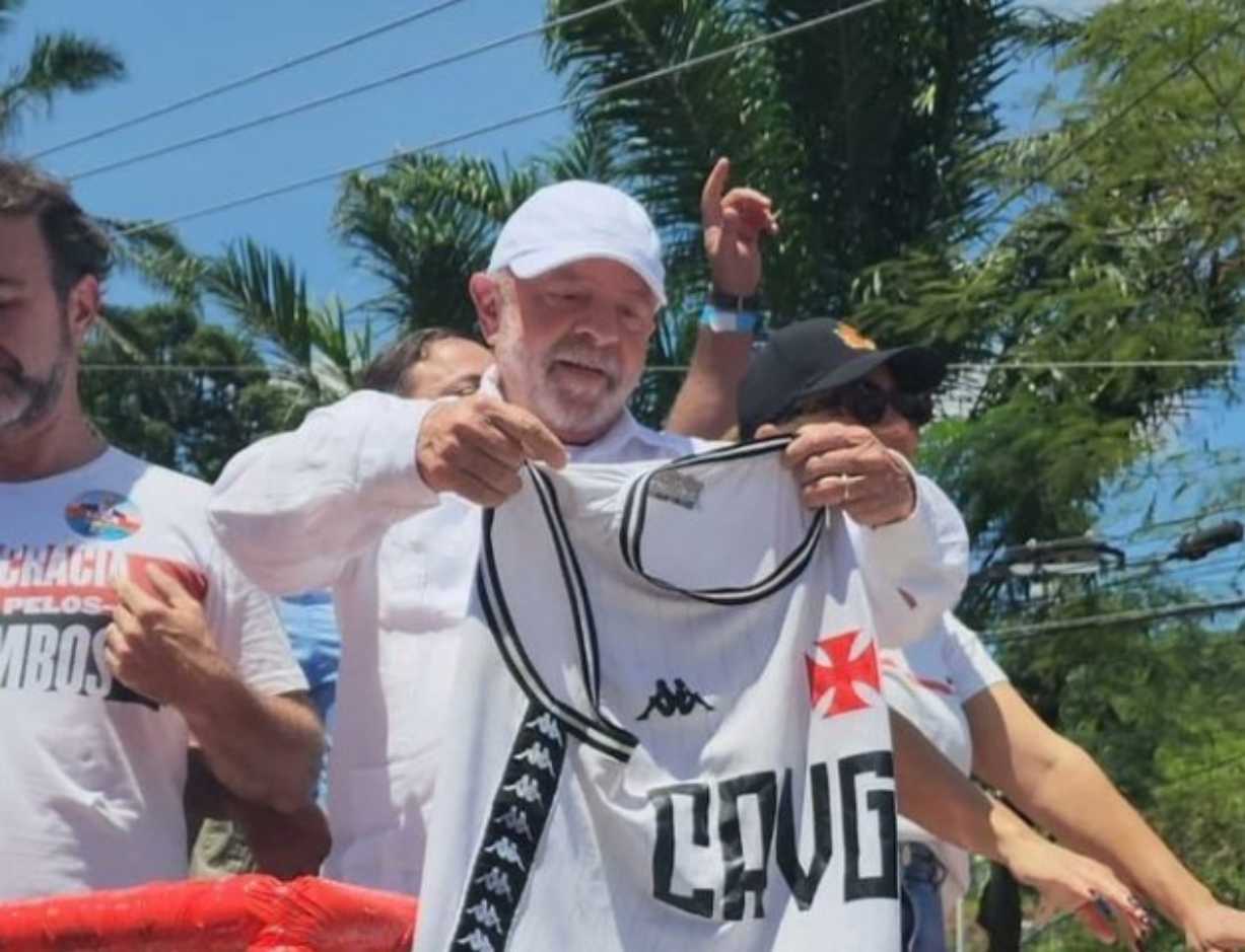 Lula recebe camisa do Vasco em São Gonçalo