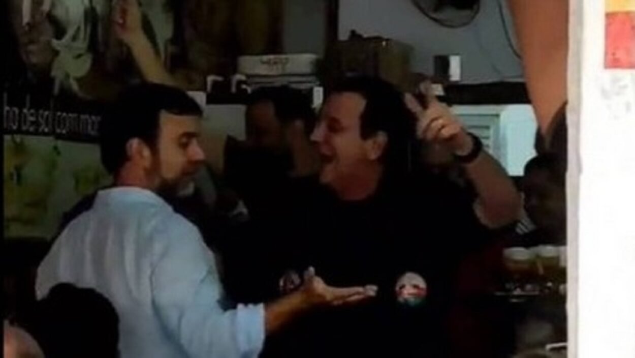 Marcelo Freixo e Eduardo Paes em bar no Rio de Janeiro