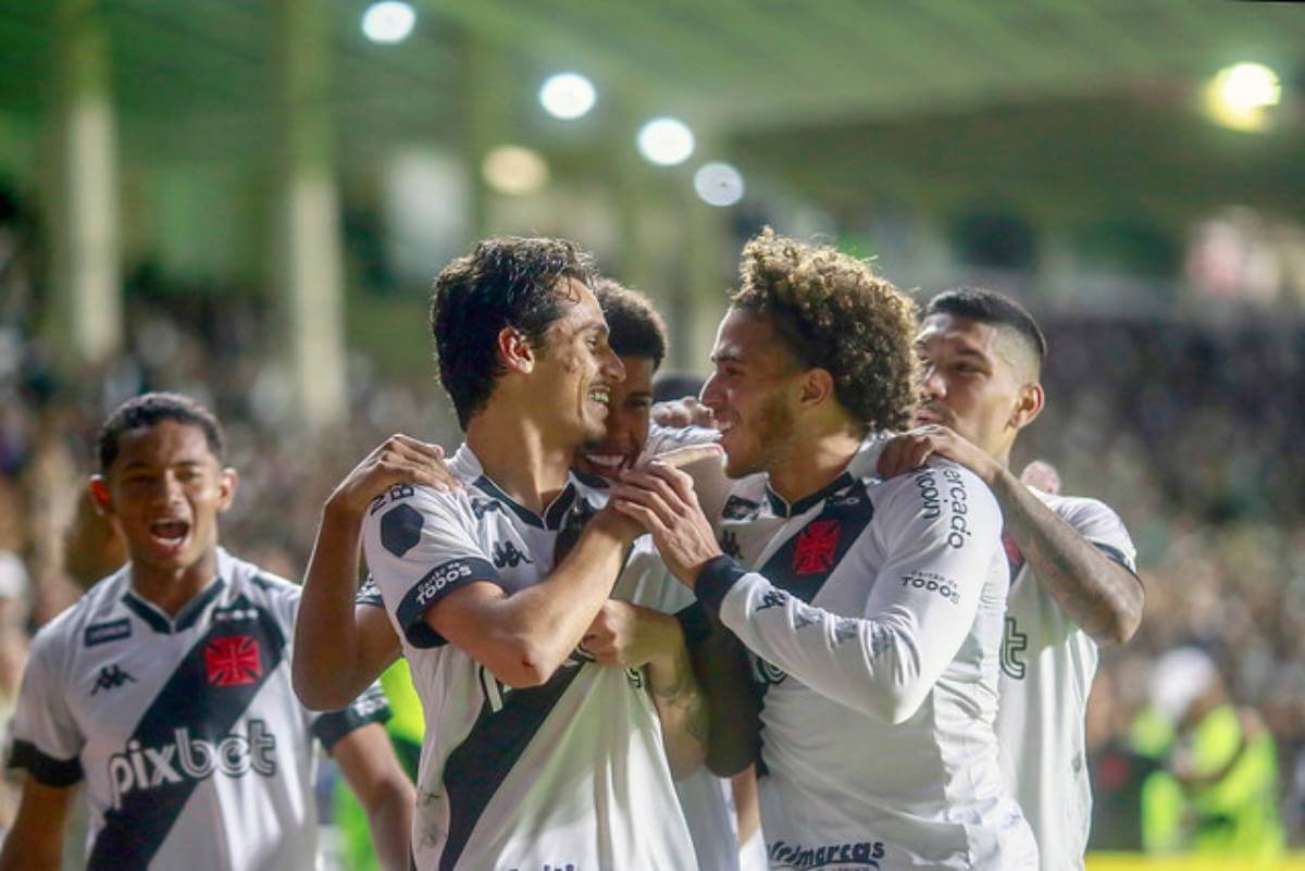 Jogadores do Vasco comemorando gol contra o Novorizontino