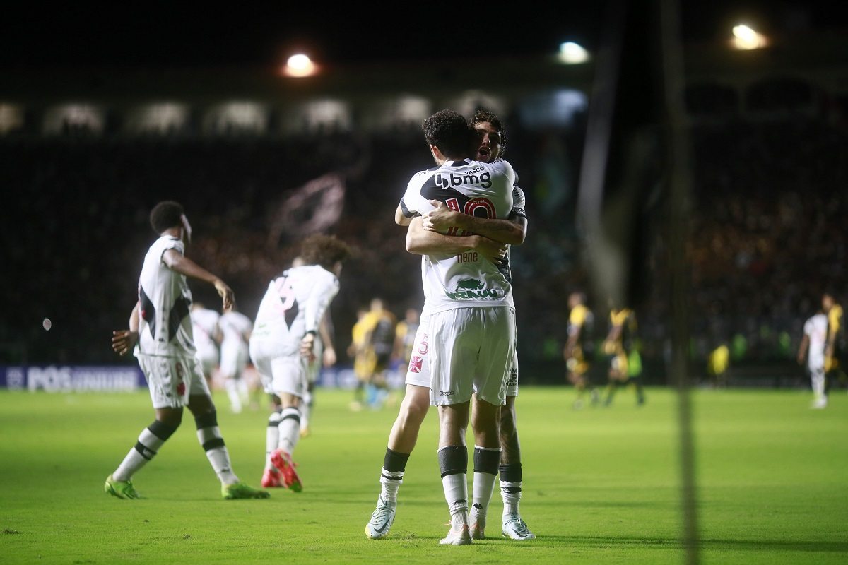 Marlon Gomes e Nenê comemorando contra o Novorizontino pela Série B 2022