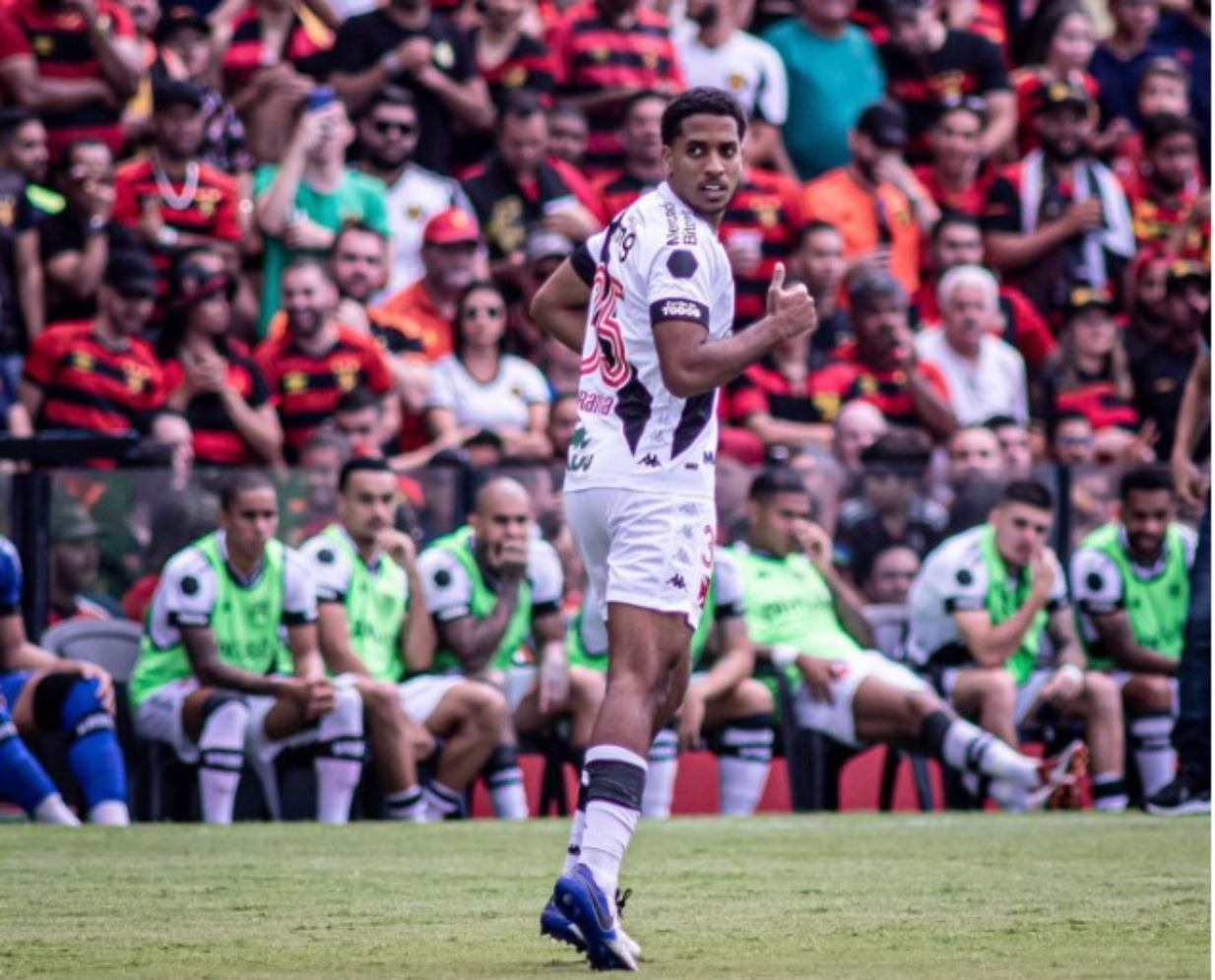 Miranda em campo pelo Vasco contra o Sport