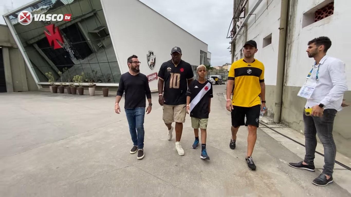 Zezeu e Wallace Neguerê em visita a São Januário